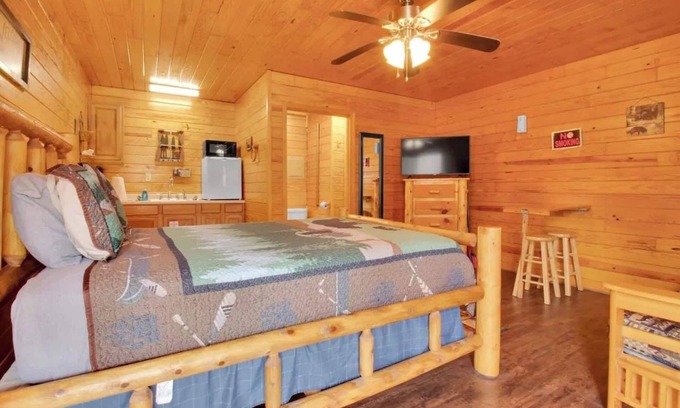Gatlinburg - Pigeon Forge Casa | Relax in a Mountain Cabin in the Smokies, Gatlinburg