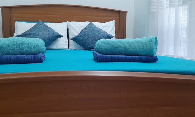 Negombo Cama Y Desayuno | Relax in Air Con Room at Sea Side Resort Negombo, 1 minutes walk to the beach.