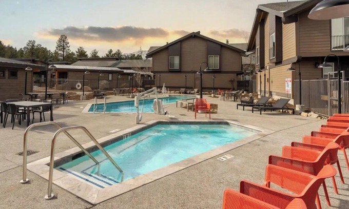 Mammoth Lakes Hotel | Relax in Alpine Room Near Mammoth Restaurants, Board Games & Ski Areas