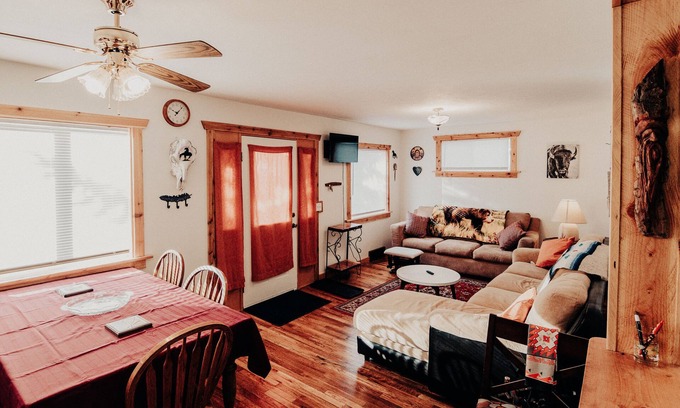 Hot Springs Casa | Relax in "Big Sky" Style just 3 blocks from the Symes Mineral Soaks!
