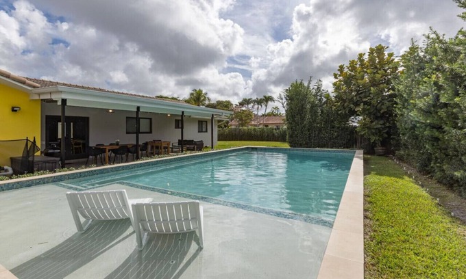 Fontainebleau Casa | Relax in Miami Heated Pool Fit10