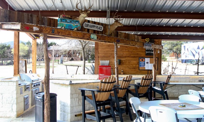 Pipe Creek Cabina | Relax in Rustic Luxury at Al’s Hideaway Log Cabins in the Texas Hill Country