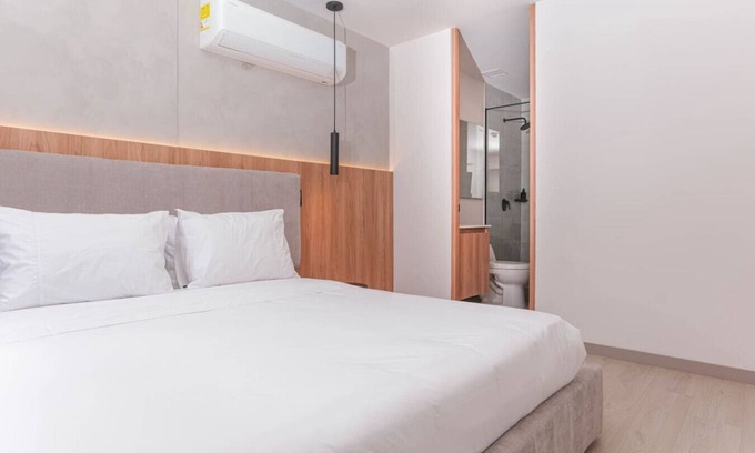 San Diego Apartamento | Relax in Style - 1BR Poblado Apt w/Jacuzzi & WiFi