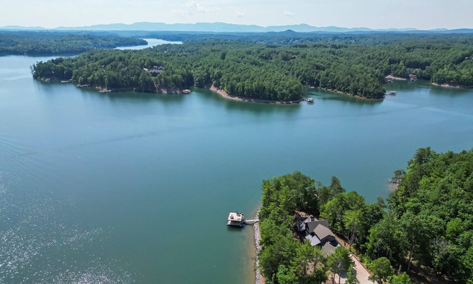 Nebo Apartamento | Relax in style w/ access to Lake, Dock, Fire pit and Community Pool