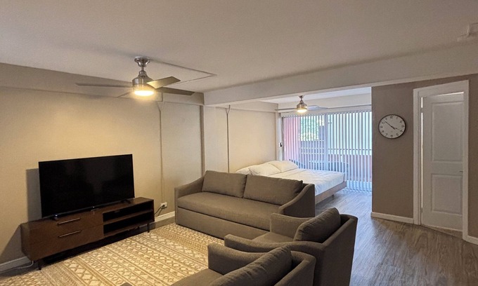 Waikiki Condominio | Relax in Style: Waikīkī Condo w/Lanai