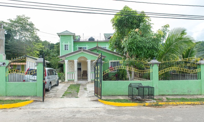 Rhyne Park Village Casa | Relájese en Sunny Jamaica, una de las mejores y seguras casas para alquilar.