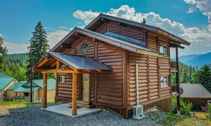 Coram Casa | Relax in This Chalet: 2 bd/2 ba, BBQ, WiFi, Games & Mountain Views- 7 mi to GNP
