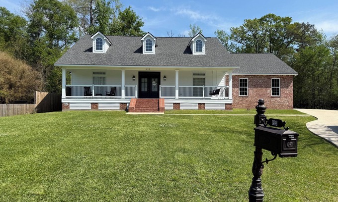 Denham Springs Casa | Relax in this spacious quiet home in a family-friendly neighborhood