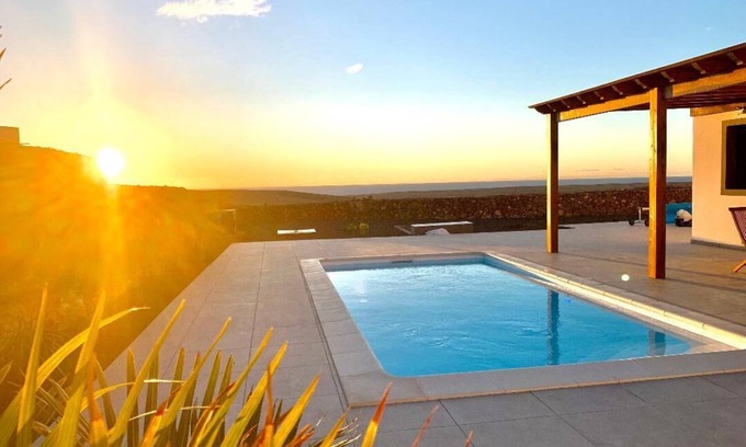 Tindaya Casa | Relájese en una elegante villa con piscina climatizada y excelentes vistas