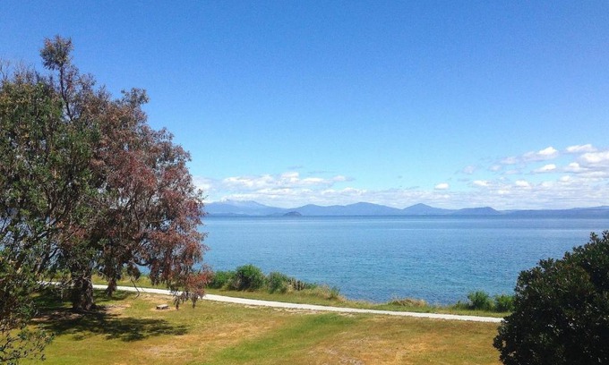 Waitahanui Casa | Relax Lakeside - Five Mile Bay Holiday Home