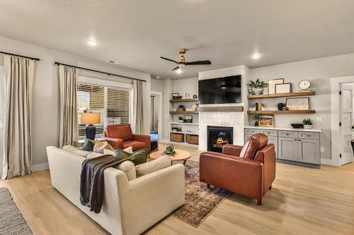 Meridian Casa | Relax Play Mineral Hot Tub, Arcade, Fire Pit Fun