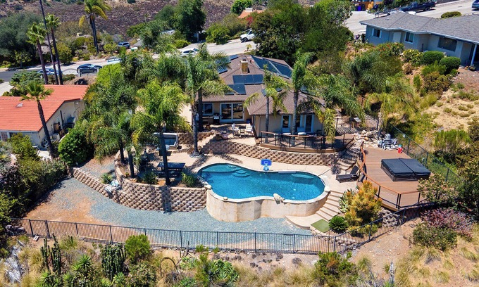 Del Cerro Casa | Relax & Play: Pool, Golf Simulator, Gym and Powerful AC
