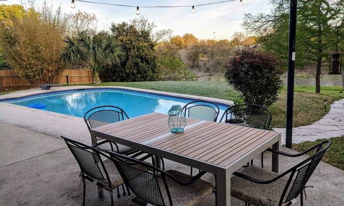 Round Rock Casa | Relájese junto a la piscina en una lujosa casa frente al arroyo en Round Rock