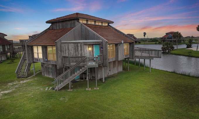 Matagorda Condominio | Relax poolside with the whole family or hunt shells on the beach.
