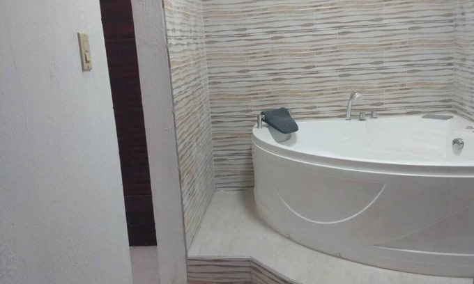 Spanish Town Zone Casa | Relax & Recharge in Spanish Town – 2BR Oasis w/ Hot Tub, AC & Wi-Fi