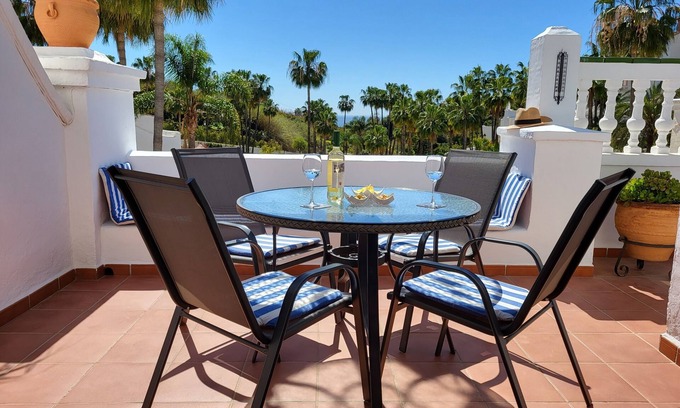 Oasis del Capistrano Apartamento | Relax .. terraza con vistas al mar, sol todo el día, vistas a jardines tropicales y piscinas