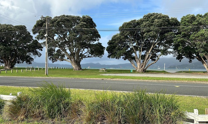 One Tree Point Casa | Relax Swim Boat Fish Explore at our classic family friendly kiwi beach bach