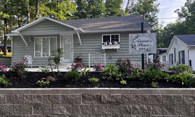 Harrison Cabaña | Relax & Unwind at Anna's Place! Stylish interior, gardens + a beautiful patio.