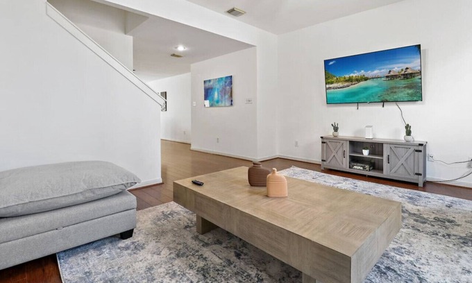 Shady Acres Casa | Relax & Unwind: Cozy Fall Home in The Heights