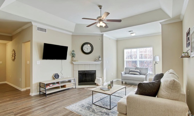 The Colony Apartamento | Relax & Unwind! Pool, Hot Tub & Gym Near Grandscape, Legacy West, and Frisco!