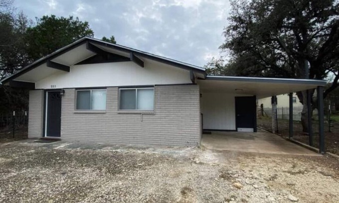 Bandera Cabaña | Relax with family and friends at this peaceful, Texas hill country cottage.