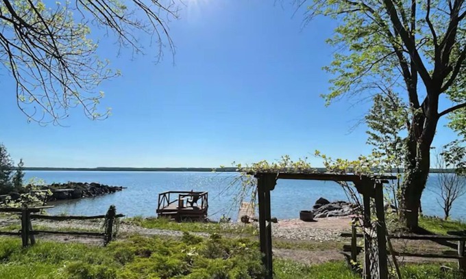 Georgian Bluffs Cabaña | Relax with the whole family at this peaceful waterfront cottage.