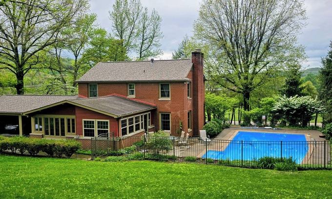 Armbrust Casa | Four Bedroom With Heated Swimming Pool Between Laurel Highlands & Pittsburgh