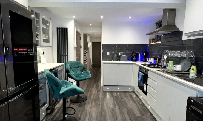 Uxbridge South Casa | Relaxation Oasis: Hot Tub Haven!