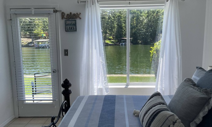Mid America Condominio | Relaxation Retreat-Cozy “Retreat” to unwind located directly on the water’s edge