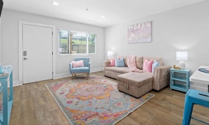 Clarksville Apartamento | Relaxed Cotton Candy Themed 2BDRM APT w/Pool