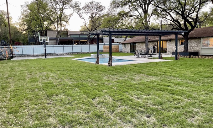 Dellana Hills Casa | Relaxed & Cozy with pool/hot tub only 5 minutes from downtown ATX