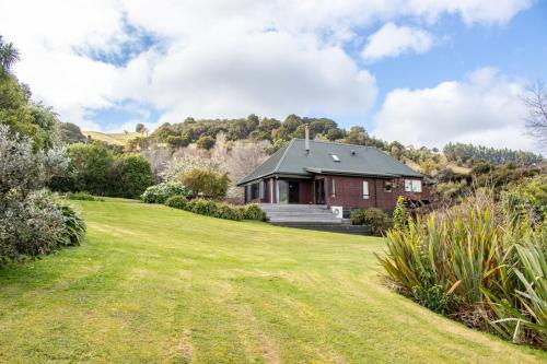 Akaroa Casa | Relaxed Kiwi Bach Over Akaroa Harbour - Port Watch