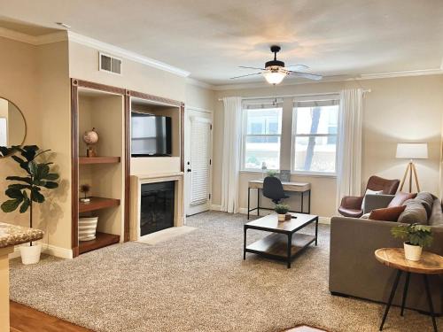 Reno/Tahoe Airport Apartamento | Relaxing 2-BR Apt with Pool Hot Tub Gym and Basketball Court Access