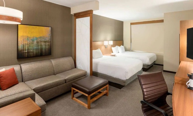 Greenville Downtown Apartamento | Relaxing 2 Queen Bed Stay Near Peace Center! Onsite Gym and Pool Access!