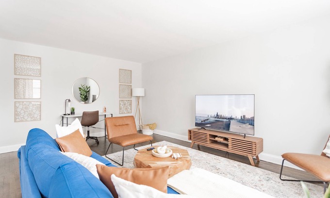 Rogers Park Apartamento | Relaxing 2BR Apartment in Lively West Rogers Park