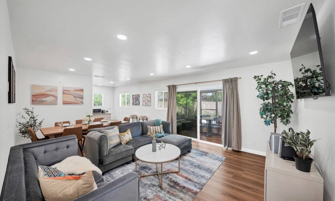 Monrovia Casa | Relaxing 3BR Near DTLA, Shops, & Parks #TravelSGV