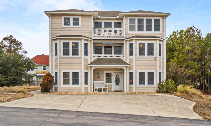 Currituck County Casa | Relaxing 6BR home with Private Pool, and Full Kitchen Near the Ocean