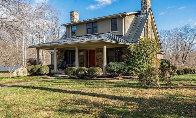 Aldie Casa | Relaxing Aldie Retreat, with Fireplaces and Pool