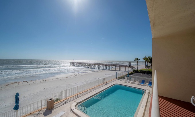 Redington Beach Condominio | Relaxing beachfront condo on Redington Beach with heated pool!