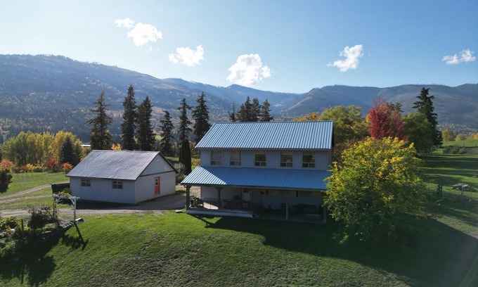 Sorrento Casa | Relaxing Blue House on the Farm, 6 minutes from the hwy 1!