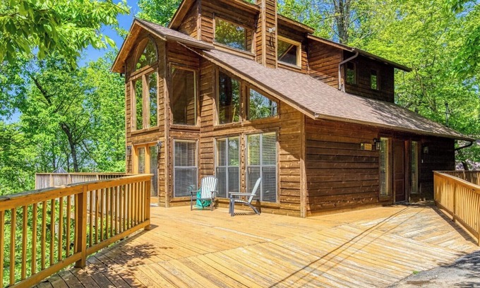 Gatlinburg - Pigeon Forge Cabina | Cabaña relajante! Grandes vistas a la montaña! ¡Céntrico! Cubierta impresionante! Bañera de hidromasaje
