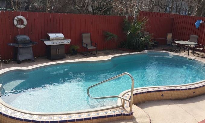 Eastside Condominio | Relaxing Condo in Beautiful Downtown Savannah with POOL!