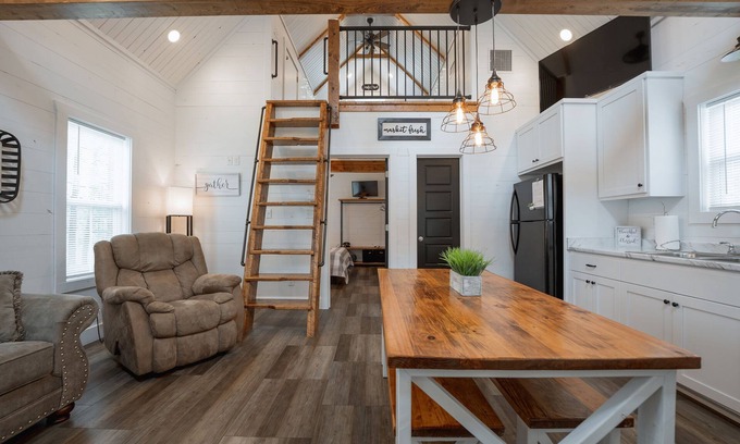 Edgemont Cabaña | Relaxing Cottage Getaway w/ Fire Pit
