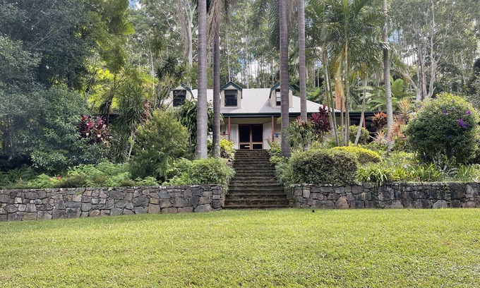 Booroobin Casa | Relaxing country retreat. Great for families and large groups.