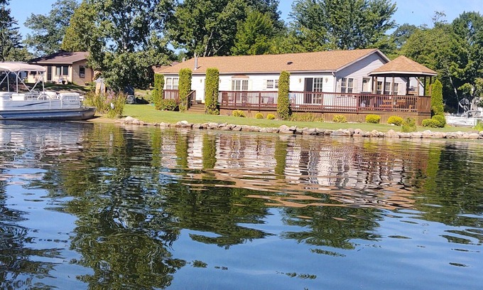 Lake Cabaña | Relaxing Crooked Lake Cottage - Private Dock, Large Yard, Great Fishing