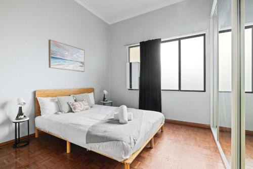 Belmore Casa | Relaxing Double Room in Belmore - Convenient Stay Near Shops - Shared Bathroom