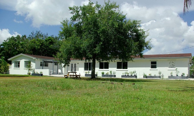 Homestead Otro | Relaxing Farmhouse b/w Miami & Florida Keys! Newly Renovated Family/Pet-Friendly