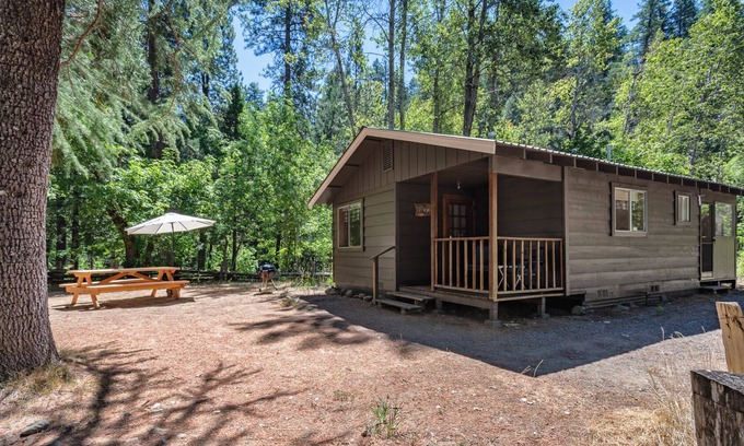 Coffee Creek Complejo | Relaxing Fawn Cabin on Coffee Creek in Trinity Alps