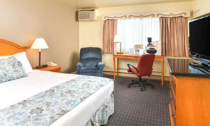 Solvang Hotel | Relaxing Getaway! Lounge by the Pool, Enjoy Continental Breakfast and Parking!