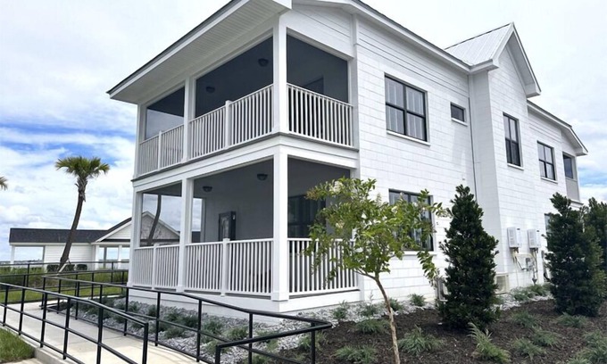 Lake Alfred Cabaña | Relaxing Getaway on the Lake at Adams Estate